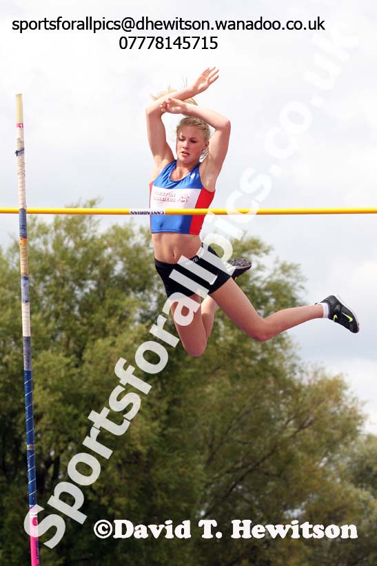 Under-17 womens pole vault. Photo: David T. Hewitson/Sports for All Pics